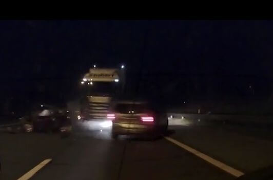 По вине водителя, уснувшего за рулём фуры, произошла автокатастрофа в Бирмингеме. (Видео)