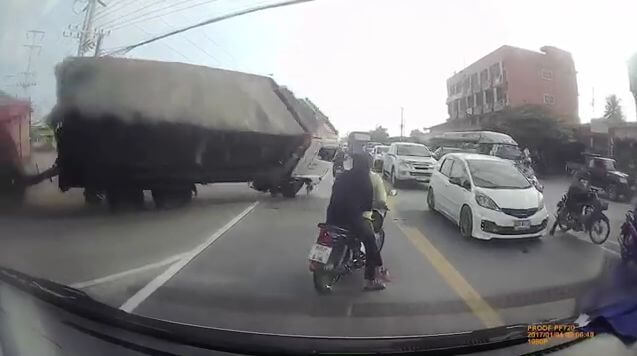 Мотоциклист в самый последний момент проехал перед перевернувшимся грузовиком в Тайланде (Видео)