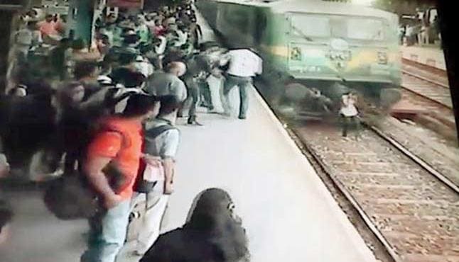 <p>
	Драматический момент наезда пассажирского состава на 19-летнюю Пратикша Наткар был запечатлён камерой видеонаблюдения на ж/д станции Курла, в Мумбаи.
</p>