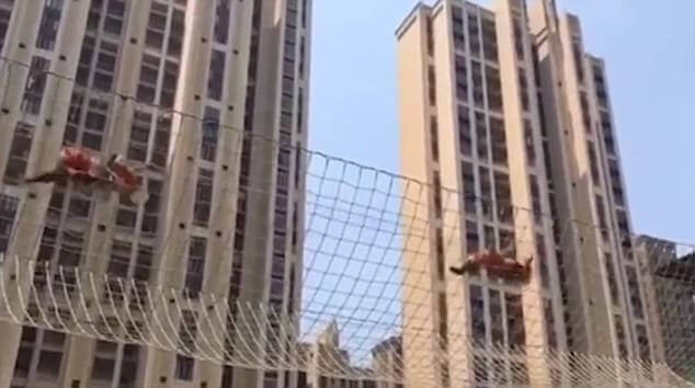 Китайские пожарные поразили скоростью передвижения по подвесной сетке. (Видео)