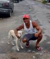 Бродячий пёс «пометил» своего будущего хозяина, сидящего на бордюре в Бразилии (Видео) 2