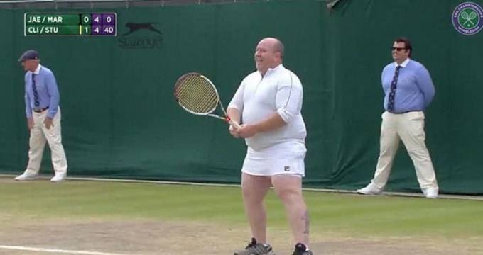Тучный болельщик, переодетый в женскую форму принял участие в теннисном матче, в Уимблдоне (Видео)