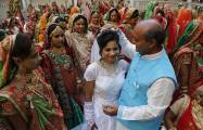 Традиционная массовая свадьба была организована в индийском штате Гуджарат. (Видео) 5