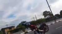 Мотоцикл развалился на части прямо под байкером во время исполнения «зрелищного» трюка. (Видео) 1
