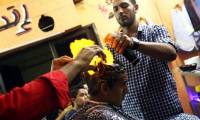 Египетские парикмахеры используют необычную технику для выпрямления волос (Видео) 4