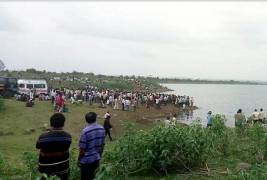 Восемь индийцев утонули во время коллективного селфи в лодке (Видео) 3