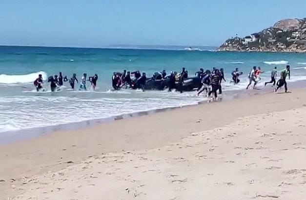 Десятки африканских иммигрантов «десантировались» на испанском пляже на глазах у потрясённых отдыхающих (Видео)