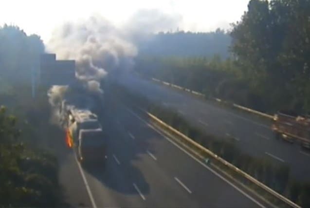 Горящий цементовоз пронёсся по автомагистрали в Китае (Видео)