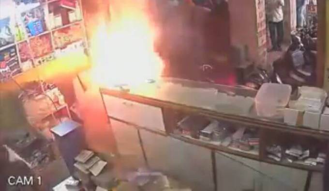 Клиент чуть не спалил салон сотовой связи в Индии. (Видео)
