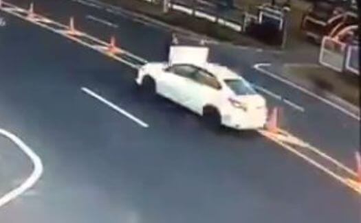 Автомобилист въехал в дорожный знак сразу после того, как рабочий включил подсветку. (Видео)