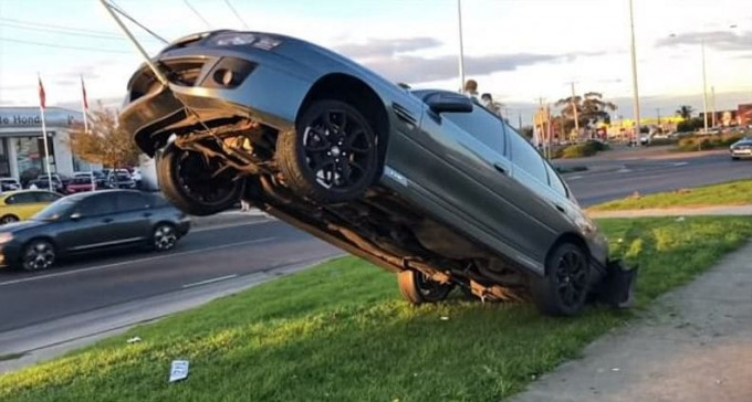 Водитель перемудрил и припарковал свой автомобиль в подвешенном состоянии в Австралии (Видео)