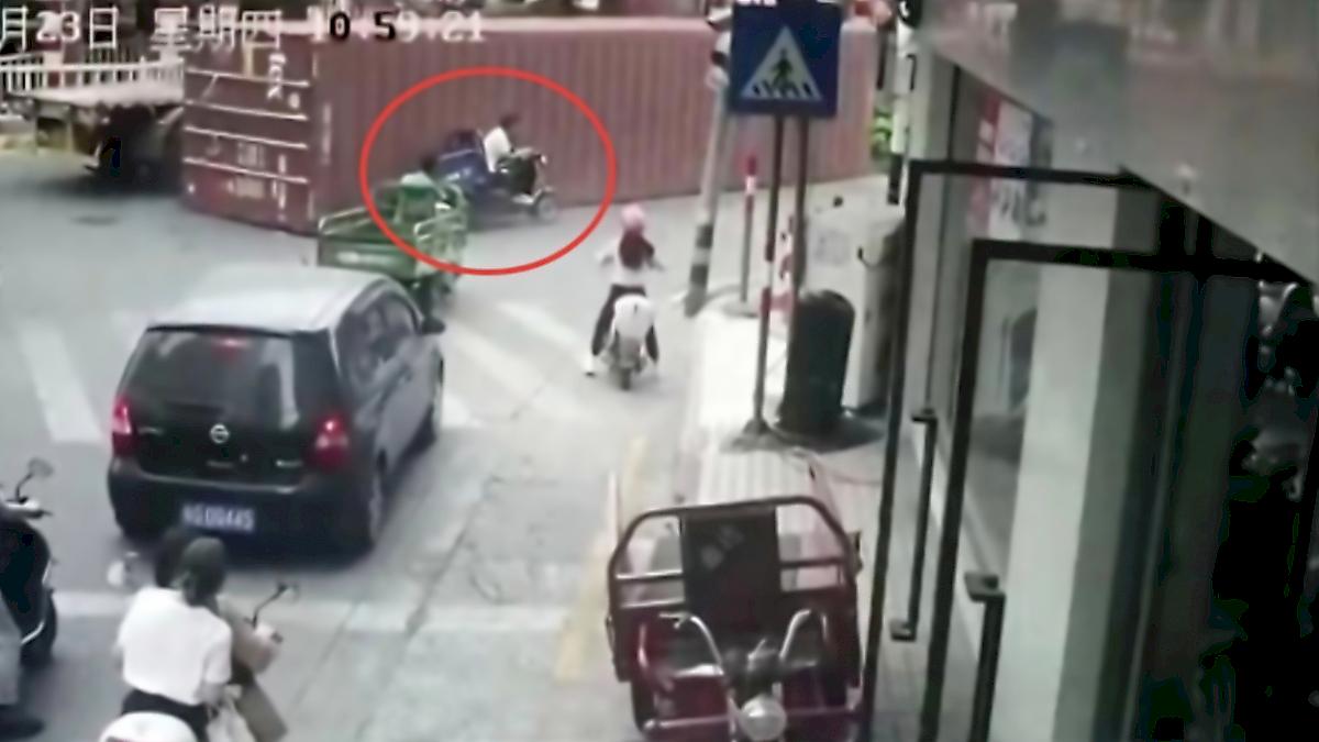 Контейнер упал с грузовика и чудом не расплющил мотоциклиста в Китае