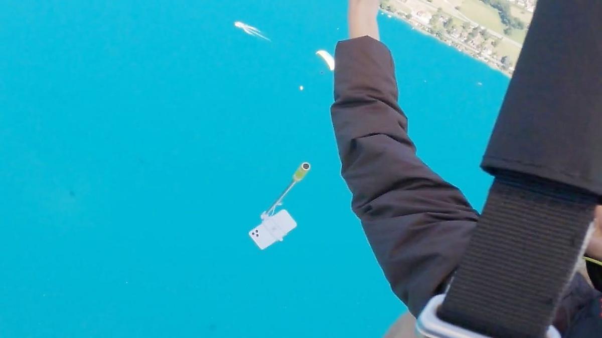 Туристка, делая селфи во время полёта на параплане, уронила  iРhоnе 11 в озеро - видео