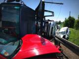 Дорогостоящее ДТП: автотрейлер с автомобилями KIA перевернулся на трассе в Польше (Видео) 2