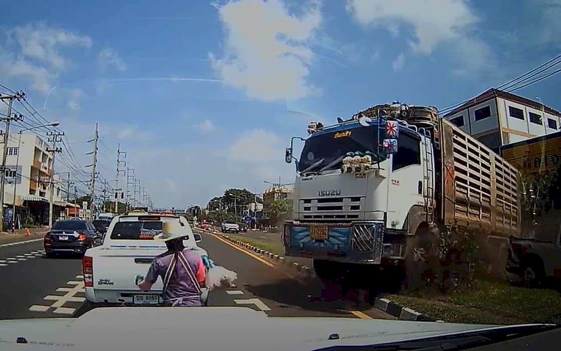 Уличная торговка чудом не угодила под колёса грузовика и попала на видео в Таиланде