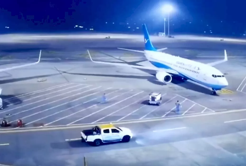 Непутёвые работники аэропорта упустили прицеп и чудом не отправили в утиль самолёт: видео