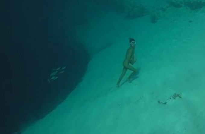 Японская фридайверша совершила подводную прогулку возле самой глубокой дыры на планете (Видео)