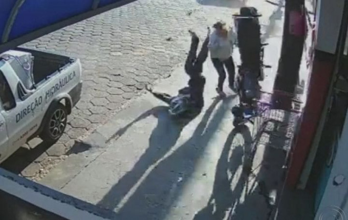 Женщина оказалась на волосок от несущегося на неё мотоцикла в Бразилии (Видео)