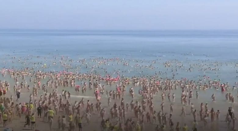 2500 женщин устроили массовый голый заплыв в Ирландии (Видео) 2500 женщин устроили массовый голый заплыв в Ирландии (Видео)