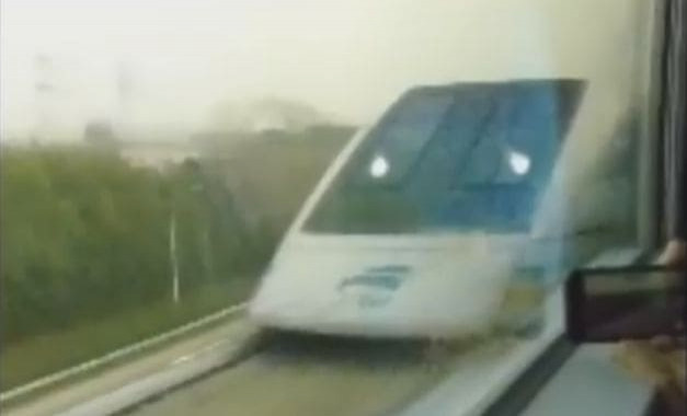 Турист умудрился сделать фото скоростного поезда из окна несущегося на бешеной скорости состава в Шанхае (Видео)