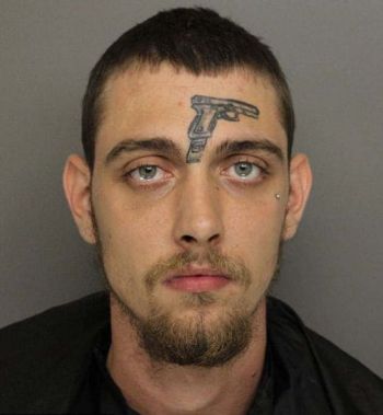 Американец с татуировкой пистолета на лбу, был арестован за незаконное ношение оружия