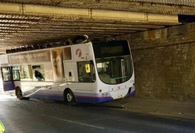 Автобус остался без крыши при попытке проехать под мостом в Англии (Видео)