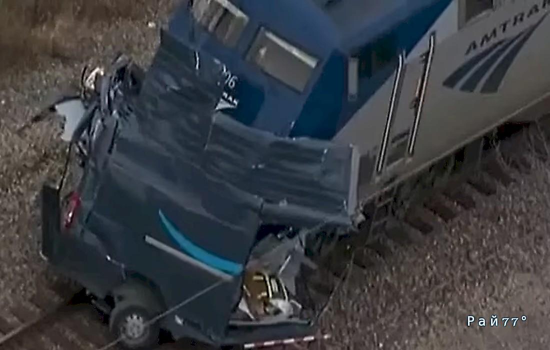 Водитель фургона чудом выжил, угодив под поезд: видео