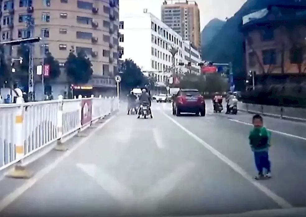 Ребёнок упал со скутера и чудом не угодил под колёса автомобиля: видео