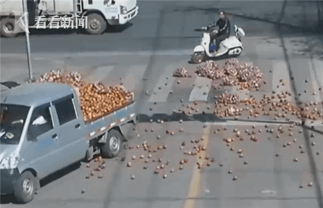 Пешеходы приняли участие в незапланированной уборке «урожая» яблок на китайской автодороге. (Видео)