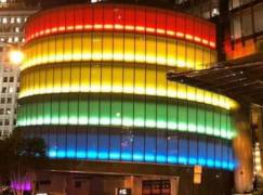 «Голубая Америка». Памятники и здания в США в честь праздника «ЛГБТ - гордости» были окрашены в радужные цвета. 2