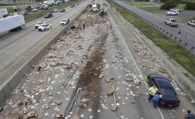 Тонны пиццы оказались на автомагистрали после крупномасштабного ДТП в Арканзасе. (Видео) 2
