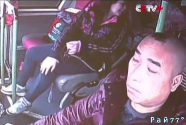Чудовищная авария по вине водителя, заснувшего за рулём автобуса, произошла в Китае. (Видео)