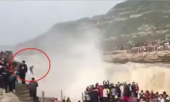 Китаец чудом остался жив, спрыгнув в водопад Хукоу и пролетев 50 метров (Видео)