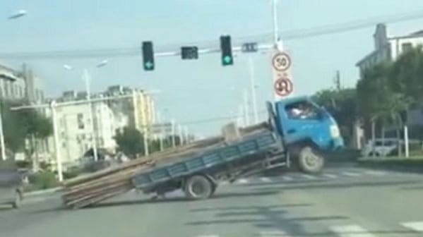 Водитель перегруженного грузовика, подпрыгивая, преодолел перекрёсток в Китае (Видео)