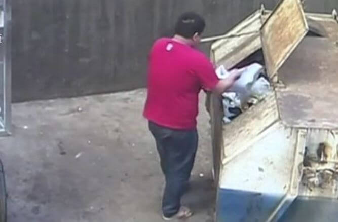 Момент «утилизации» младенца попал на видеокамеру в Китае. (Видео)
