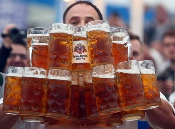 Немецкий бармен установил рекорд Гиннесса, пронеся 29 кружек с пивом. (Видео)