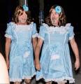 Брюс Уиллис и Стивен Дж. Идс нарядились сёстрами - близнецами из знаменитого американского триллера «Сияние». 0