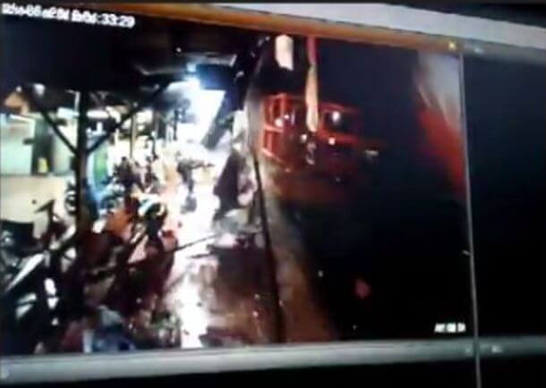 Товарный состав снёс крышу на платформе в Тайланде. (Видео)