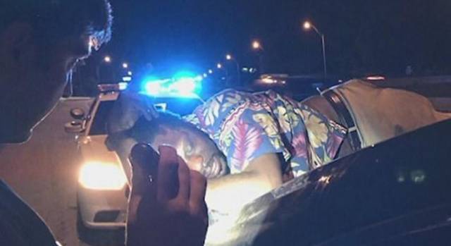 Пьяный мужчина, заснув на багажнике автомобиля, проделал 20-километровый маршрут в США