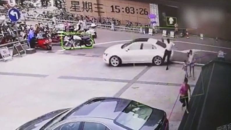 Неуправляемый автомобиль подвинул пешехода в Китае (Видео) Неуправляемый автомобиль подвинул пешехода в Китае (Видео)