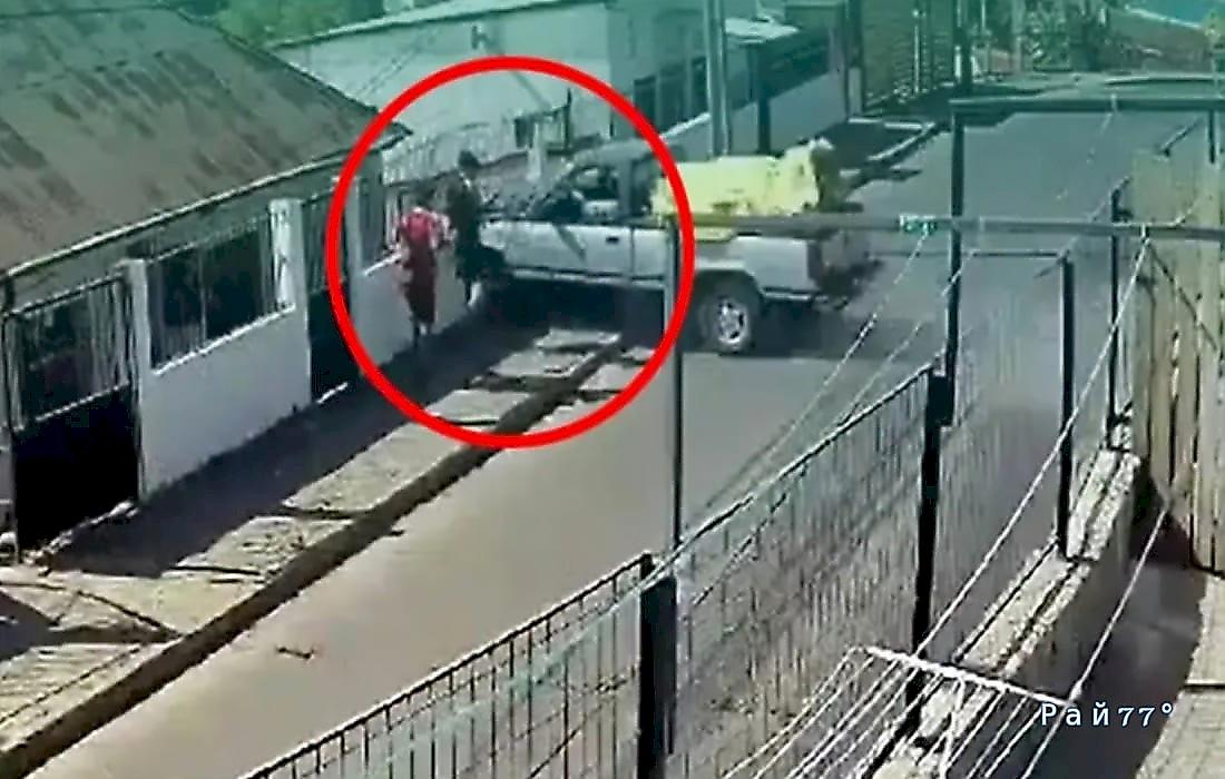 Неуправляемый пикап «сбежал» от хозяина и чудом не раздавил пешеходов: видео
