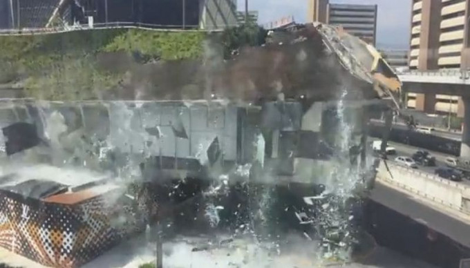 Момент обрушения торгового комплекса, попал на видеокамеру в Мексике