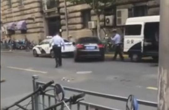 Китайский нарушитель, пытаясь избежать ареста, протаранил полицейский автомобиль (Видео)