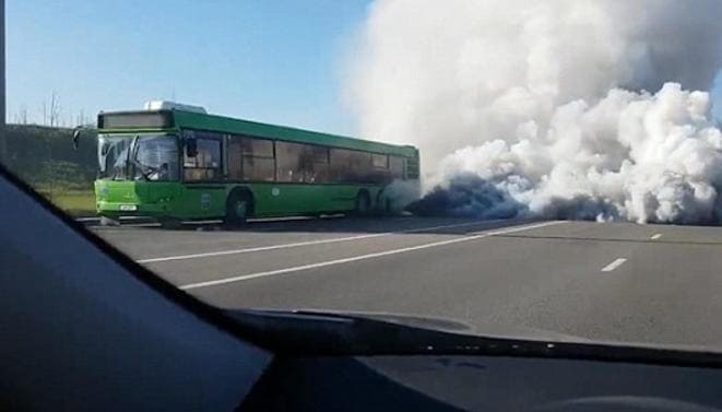 Огромное облако дыма, выпущенное из двигателя автобуса, накрыло трассу в Минске. (Видео)