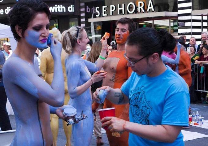 200 человек приняли участие в голом флешмобе Энди Голуба, в Нью - Йорке. (Видео)