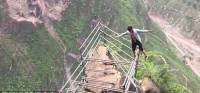 Китайский экстремал совершил прогулку без страховки по самой высокой «стремянке» в мире. (Видео) 2