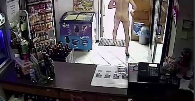 Голый мужчина ограбил несколько магазинов в Польше. (Видео)