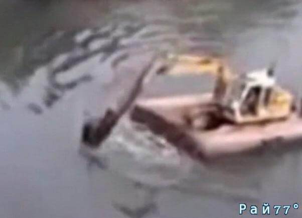 Китайский рабочий утопил экскаватор во время «виртуозной» переправы через реку (Видео)