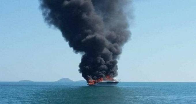 Роскошная яхта сгорела возле Большого Барьерного рифа в Австралии (Видео)