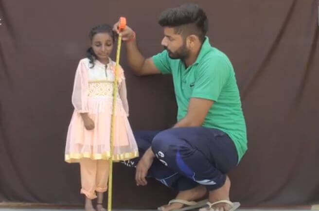 18-летняя девушка ростом 80 сантиметров проживает в Индии. (Видео)